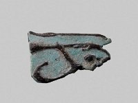 Aeg F 110  Aeg F 110, Dritte Zwischenzeit, Udjatauge, Hellblaue Fayence, L 1,7 cm, B 1,2 cm, H 0,3 cm : Bestandskatalog Ägypten, Museumsfoto: Claus Cordes